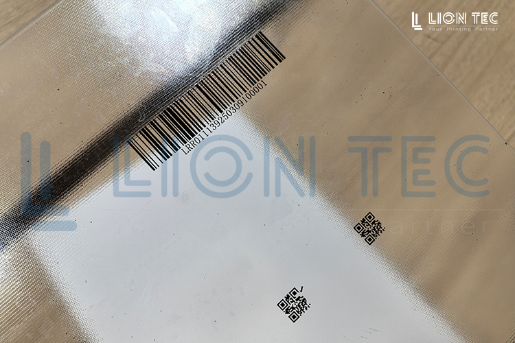 解決玻璃表面噴印難題：UV噴碼機打造清晰識別的條形碼與二維碼