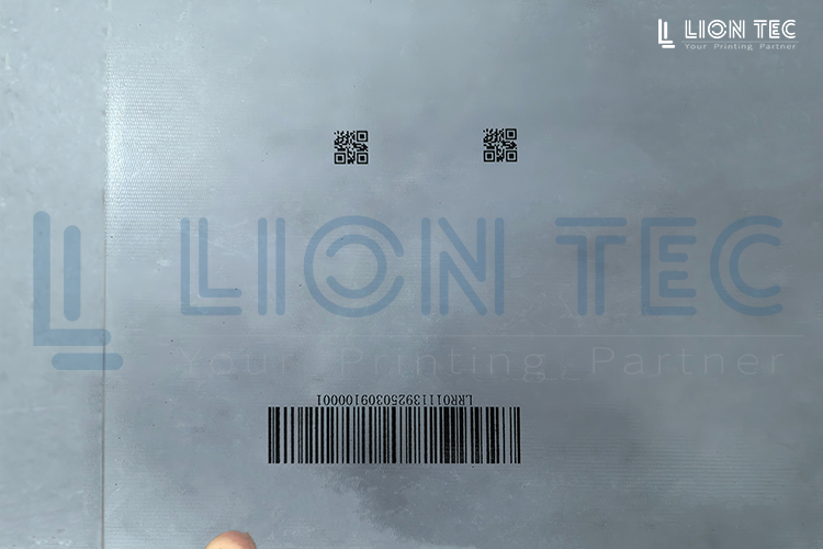 解決玻璃表面噴印難題：UV噴碼機打造清晰識別的條形碼與二維碼