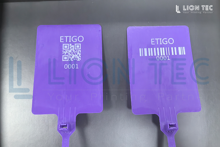 彩色衣物塑料掛簽上的白墨UV噴墨打樣效果展示